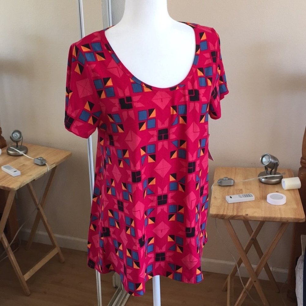 M‎ LuLaRoe Classic Tee